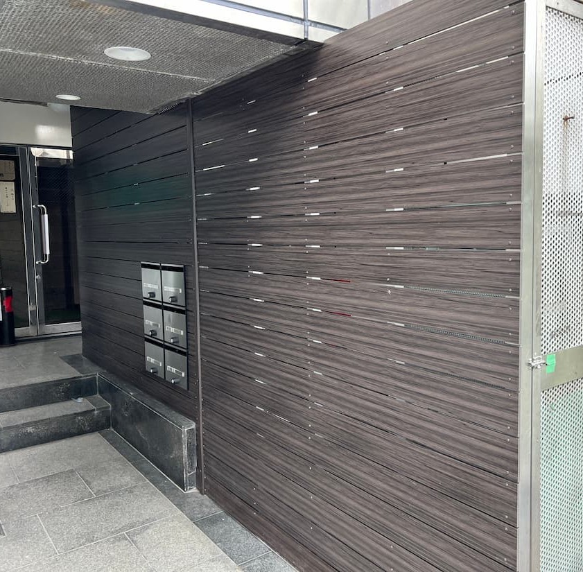 ビルの外部改修工事の施工写真