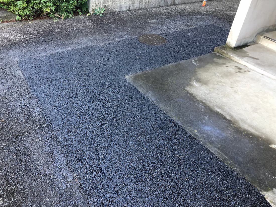 公共住宅アスファルト亀裂補修工事