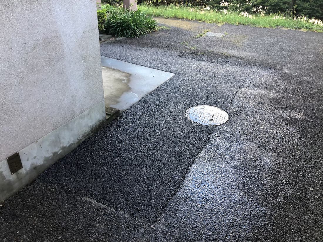 公共住宅アスファルト亀裂補修工事の施工写真