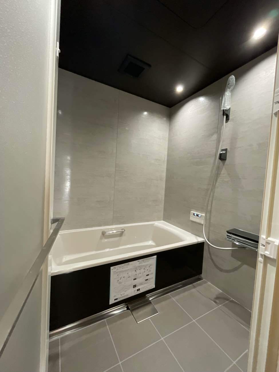 “何も置かない”という贅沢。モノトーン浴室改修